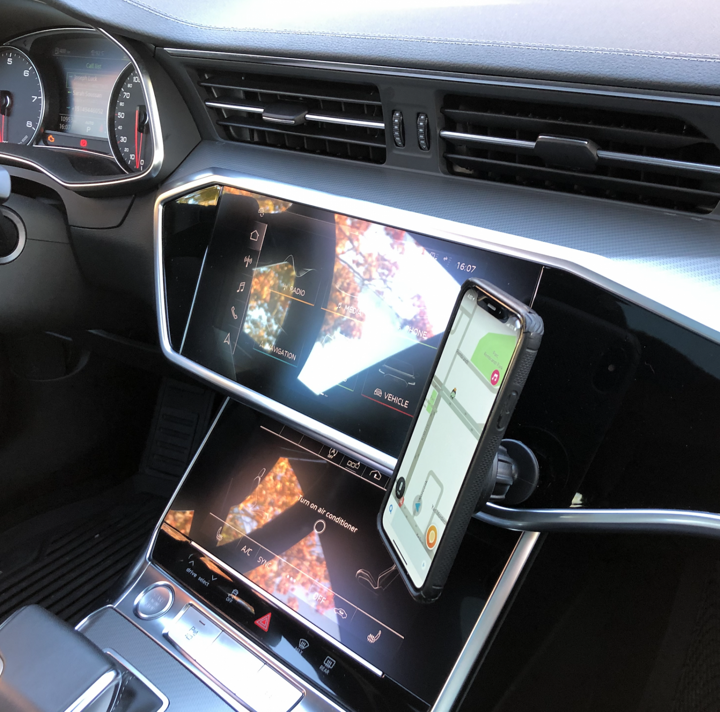 e-tron + sportback Adhesive Mount + Swivel Magnetic & Cradle Holder
